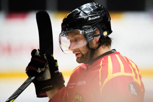 Brynäs Jonathan Granström nder ishockeymatchen i SHL