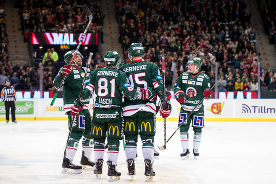 Frölundas Matt Donovan jublar och omfamnas