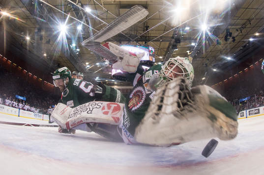 Frölundas målvakt Johan Gustafsson fångar pucken på