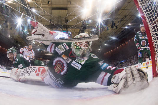 Frölundas målvakt Johan Gustafsson fångar pucken på