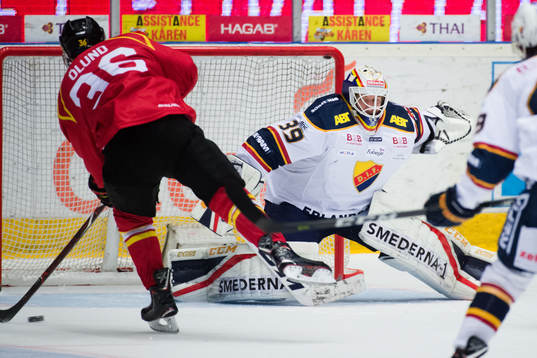 Brynäs Linus Ölund missar målchans på Djurgårdens