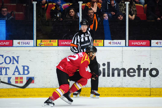 Domare Daniel Winge med armen uppe för en avvaktande