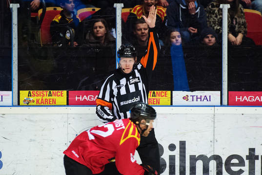 Domare Daniel Winge med armen uppe för en avvaktande