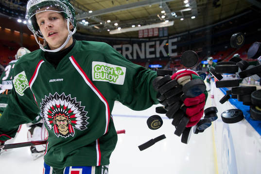 Frölundas Max Friberg välter ned puckar till