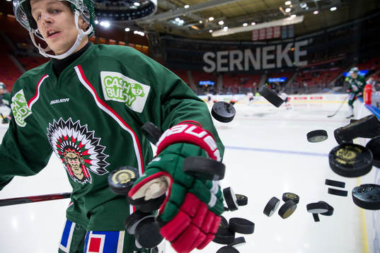 Frölundas Max Friberg välter ned puckar till