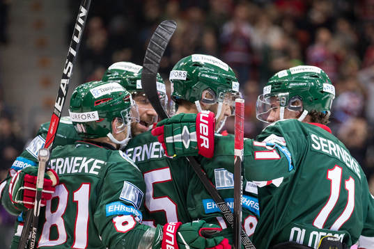 Frölundas Matt Donovan jublar och omfamnas av lagkamrater