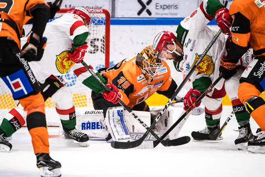 Moras Emil Bejmo  och Jacob Lagacé  oroar framför