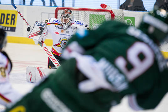 Frölundas Jan Mursak skjuter ett skott på Luleås