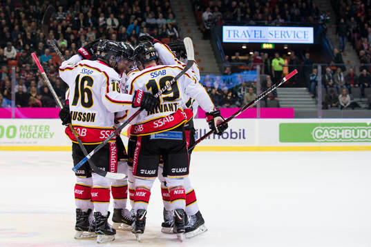 Luleås Joonas Jalvanti jublar och omfamnas