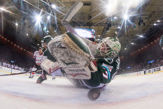 Frölundas målvakt Johan Gustafsson ser pucken dansa på