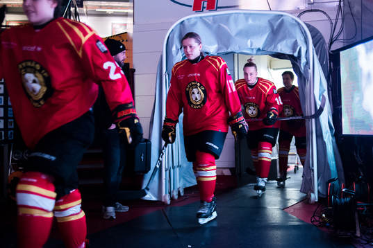 Spelarna före ishockeymatchen i SDHL mellan Brynäs och
