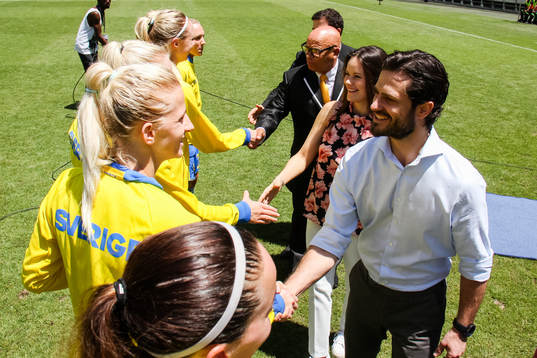 Prins Carl Philip och Prinsessan Sofia träffar spelarna