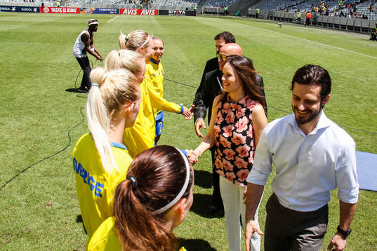 Prins Carl Philip och Prinsessan Sofia träffar spelarna