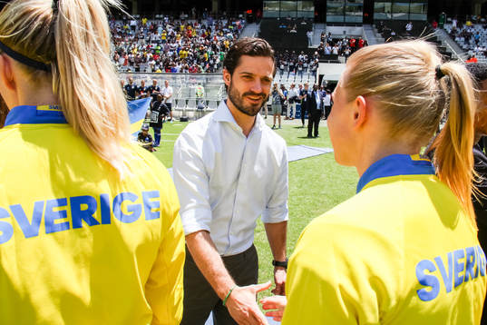 Prins Carl Philip och Prinsessan Sofia träffar spelarna