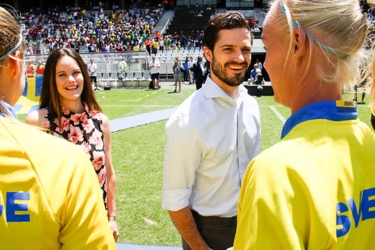 Prins Carl Philip och Prinsessan Sofia träffar spelarna