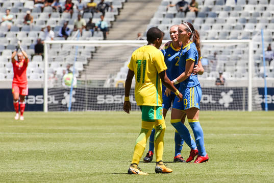 Sveriges Jonna Andersson och Kosovare Asllani jublar