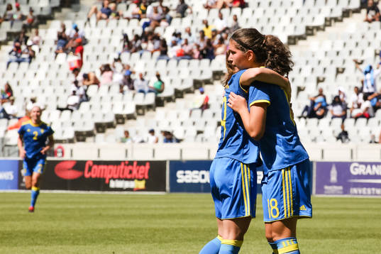Sveriges Kosovare Asllani och Loreta Kullashi jublar