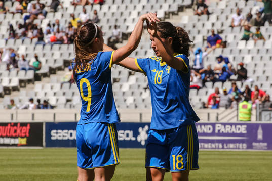Sveriges Kosovare Asllani och Loreta Kullashi jublar