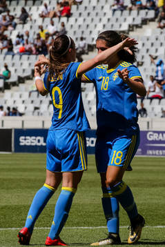 Sveriges Kosovare Asllani och Loreta Kullashi jublar