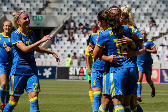 Sveriges Olivia Schough och  Loreta Kullashi jublar