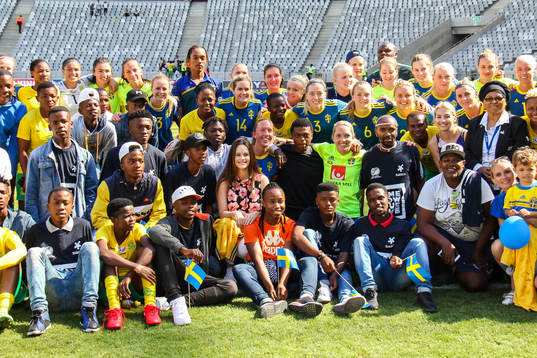 Sveriges och Sydafrikas spelare tar en gruppbild med