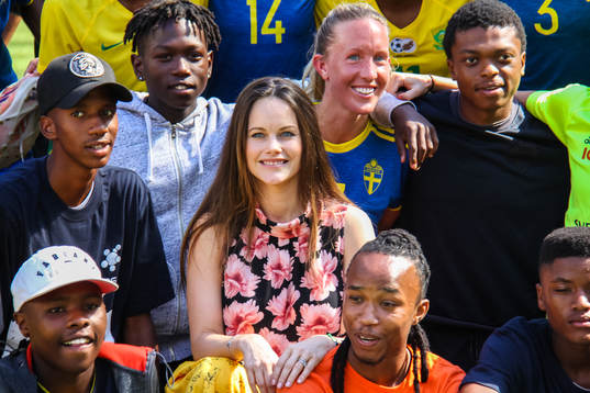 Sveriges och Sydafrikas spelare tar en gruppbild med