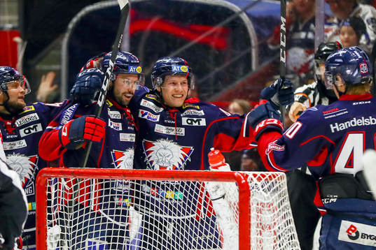 Linköpings Daniel Olsson Trkulja jublar med lagkamrater