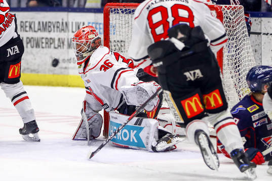 Örebros målvakt Axel Brage ser 2-0 pucken från