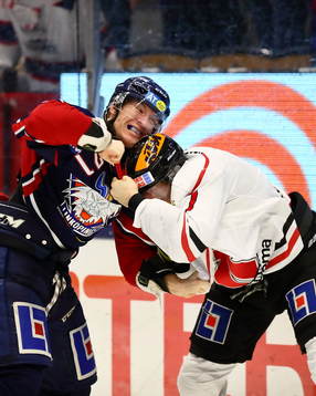Linköpings Emil Sylvegård i slagsmål med Örebros