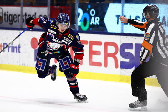 Domaren markerar mål