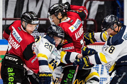 s Lawrence Pilut och Topi Jaakola i kamp mot Malmö