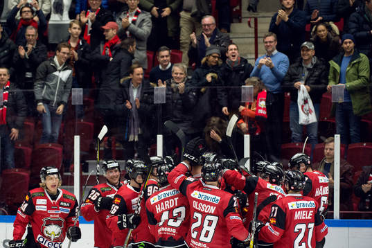 Malmö Redhawks spelare jublar framför fansen