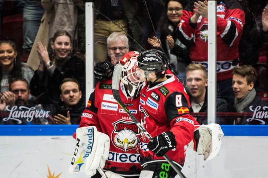 Malmö Redhawks Johan Olofsson jublar med målvakt Jonas