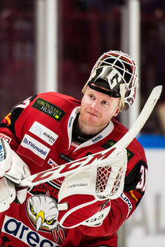 Malmö Redhawks målvakt Jonas Gunnarsson tackar publiken