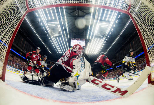 Malmö Redhawks målvakt Jonas Gunnarsson gör en räddning