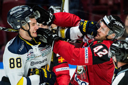 s Pierre Engvall i bråk med Malmö Redhawks Niklas Arell