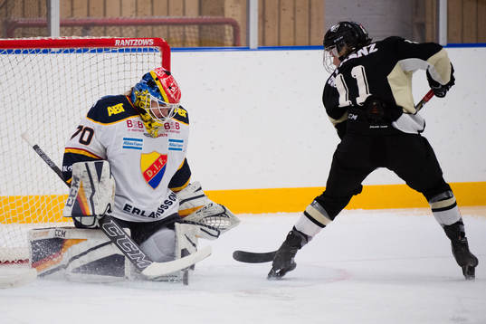 Djurgårdens målvakt Lovisa Berndtsson räddasr friläge