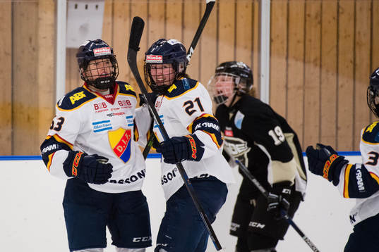 Djurgårdens Josefine Jakobsen och Elin Johansson jublar