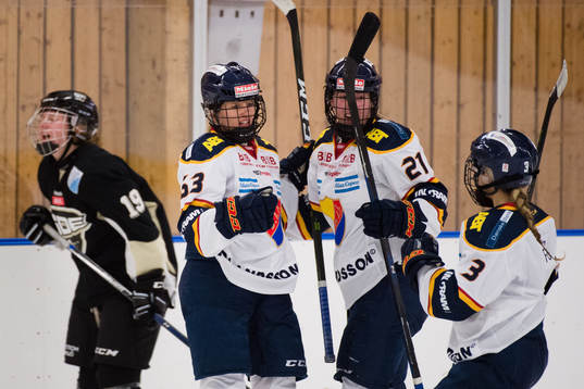 Djurgårdens Josefine Jakobsen och Elin Johansson jublar