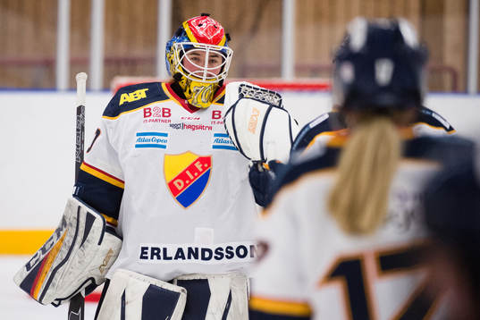 Djurgårdens målvakt Lovisa Berndtsson jublar