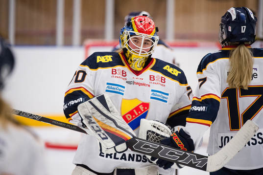 Djurgårdens målvakt Lovisa Berndtsson jublar