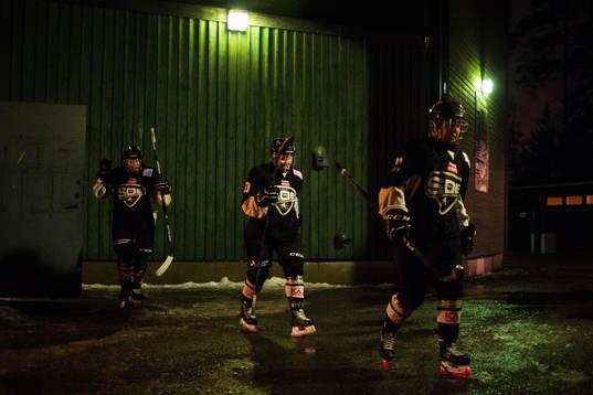 s spelare lämnar arenan före  ishockeymatchen i SDHL