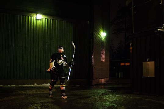 s Emma Forsgren lämnar arenan före  ishockeymatchen i