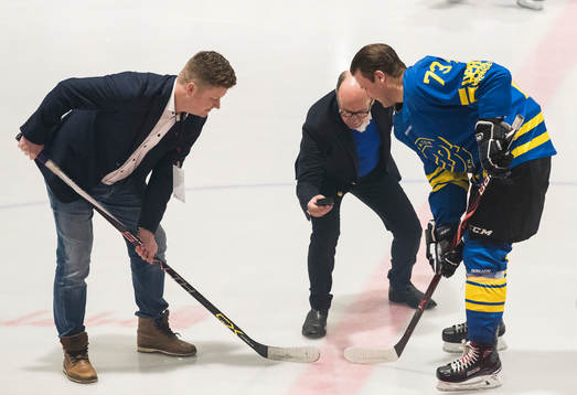 Prins Daniel inviger arenan med en tekning