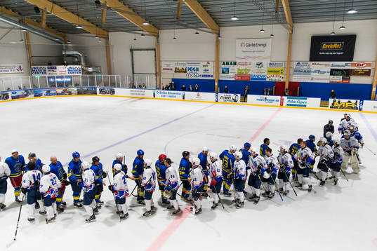 Spelarna tackar varandra