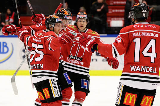 Örebros Jere Sallinen jublar med lagkamrater