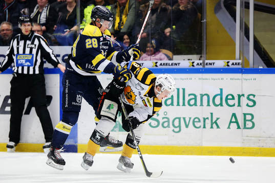 s Anton Bengtsson och Skellefteås Tim Söderlund i kamp om
