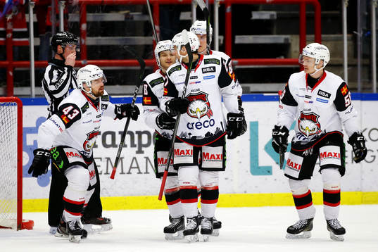 Malmö Redhawks Nichlas Hardt jublar med lagkamrater