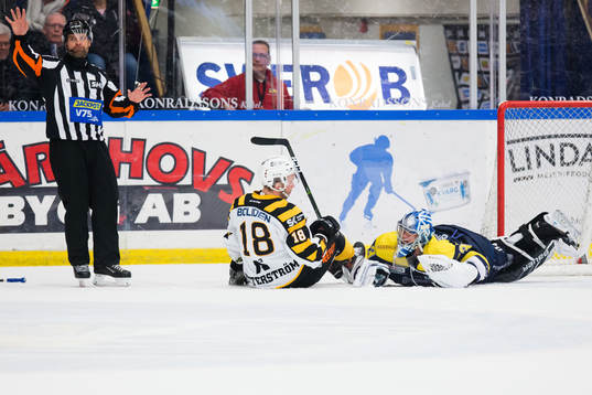 Domaren Patrik Sjöberg vinkar avvärjande när