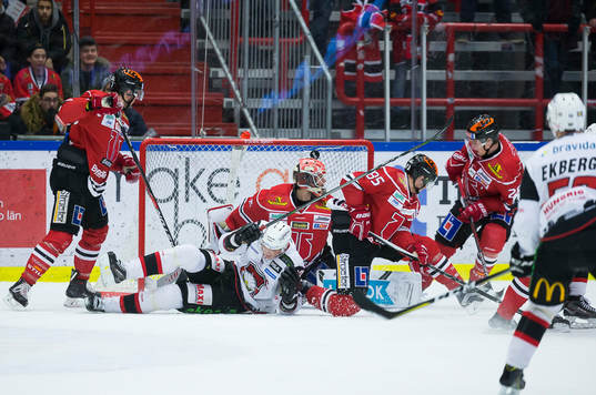 Pucken går i mål ovanför hjälmen på Örebros målvakt